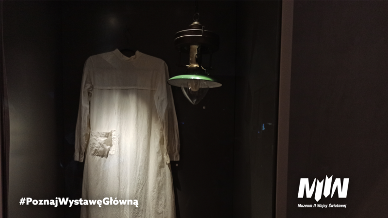 #PoznajWystawęGłówną – fartuch sanitariuszki ze Szpitala Garnizonowego w Bydgoszczy