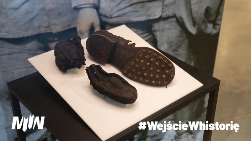 POZOSTAŁOŚCI BUTÓW KPR. BRONISŁAWA PERUCKIEGO – OBROŃCY WESTERPLATTE – PREZENTOWANE W RAMACH AKCJI „WEJŚCIE W HISTORIĘ”