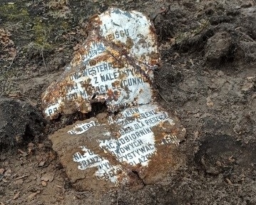 Niezwykła tablica informacyjna odnaleziona na Westerplatte.