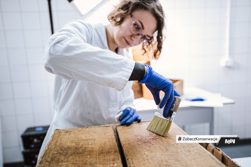 Cykl #ZobaczKonserwacjeMIIWŚ - kartony z ok. 1945 roku po racjach żywnościowych US Army