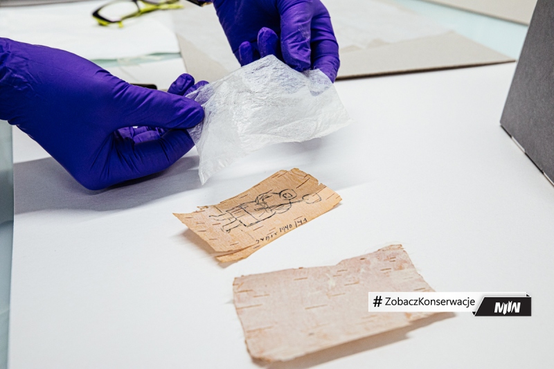 Cykl #ZobaczKonserwacjeMIIWŚ - rysunek na korze „Sybir 1940/41” 