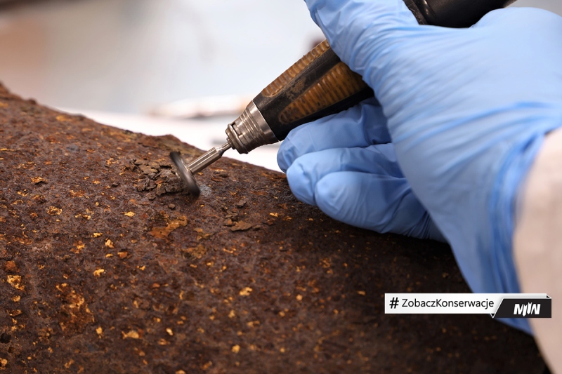 Cykl #ZobaczKonserwacjeMIIWŚ - fragment motocykla produkcji brytyjskiego przedsiębiorstwa zbrojeniowego i motoryzacyjnego