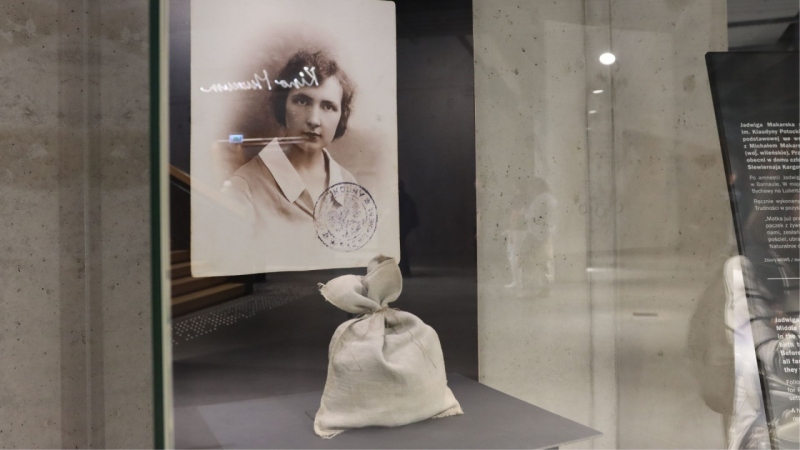 "Entering History" - handmade shopping bag used by Jadwiga Makarska’s mother to carry sugar and groceries from the store