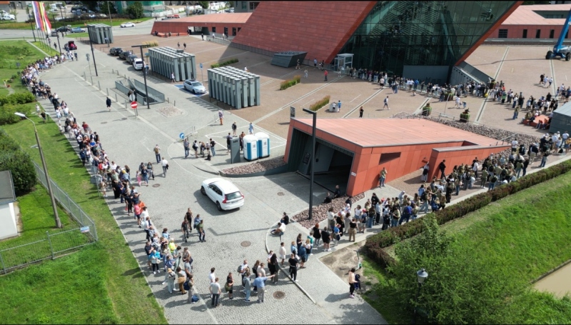Visiting the Museum of the Second World War on Tuesday - waiting time for entry approx. 2 hours